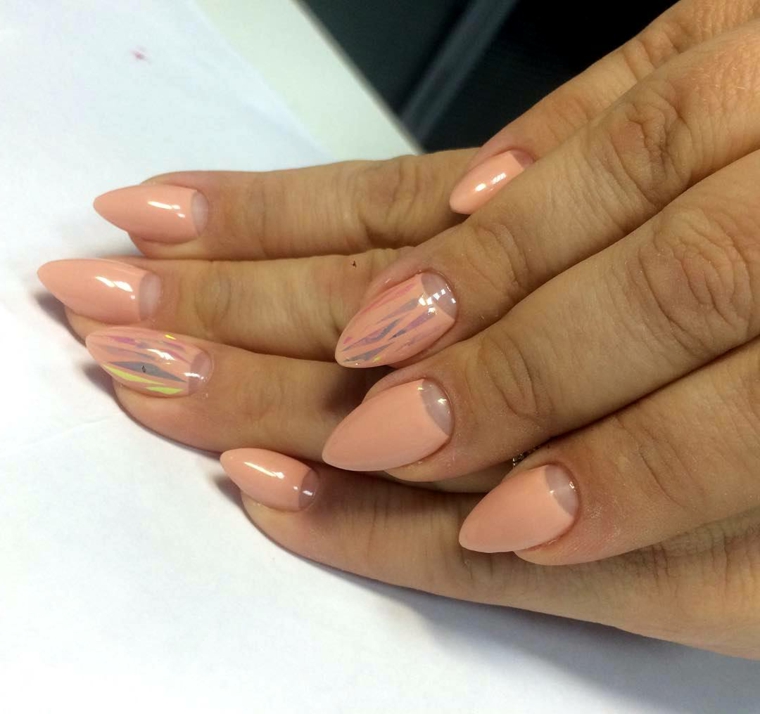 Decorare le unghie con una french manicure inversa di colore rosa chiaro sul beige 