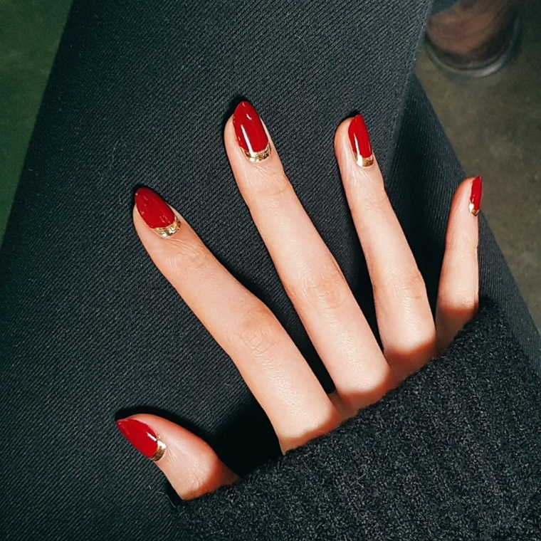 unghie rosso, una manicure elegante grazie ad un tocco dorato intorno alla cuticola
