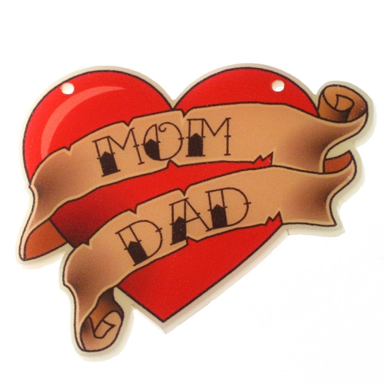 tatuaggio a forma di cuore rosso con due pergamene dorate con le scritte mamma e papà