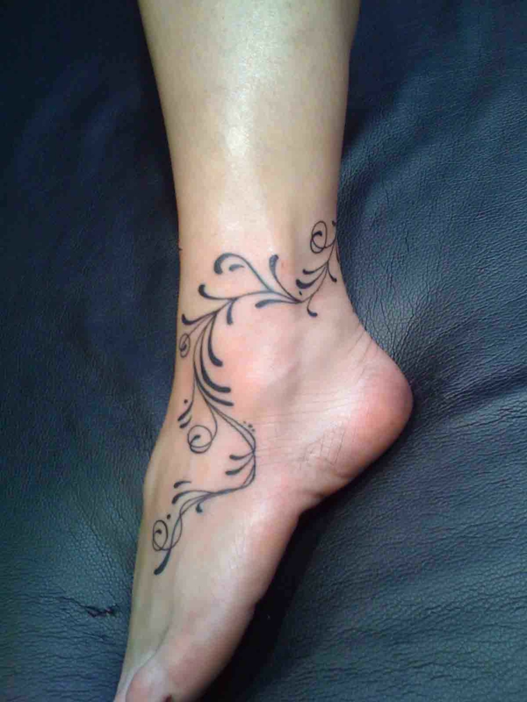 proposta per un tattoo da realizzare sulla caviglia con delle decorazioni molto eleganti