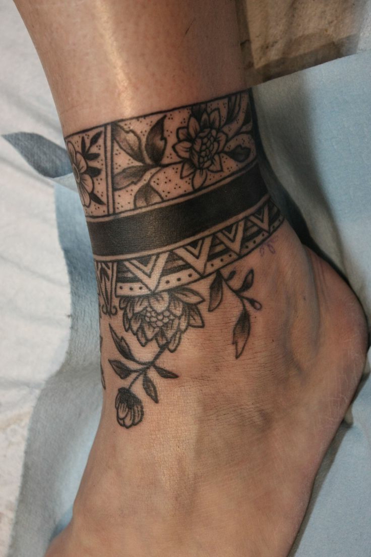 tattoo in stile tribale da realizzare sopra la caviglia e sul collo del piede