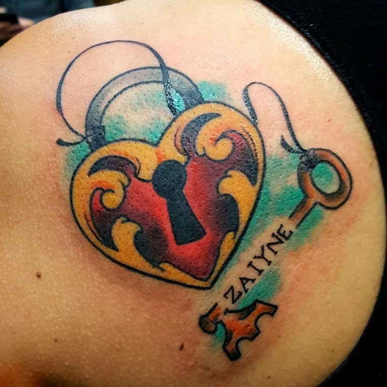 tattoo raffigurante un cuore a lucchetto in stile tradizionale con chiave e scritta