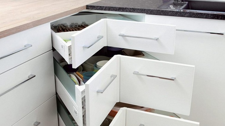 Organizzare la cucina con cassetti utili e salvaspazio, superficie lucida di colore bianco 