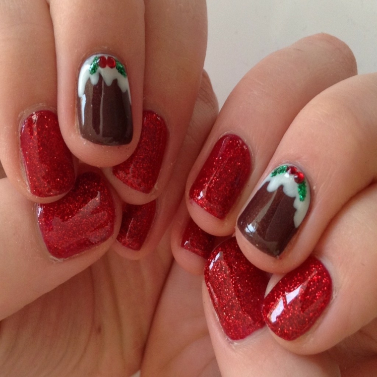 unghia natalizie, idea realizzata con uno smalto in gel rosso con brillantini e l'anulare marrone con decorazione bianca sotto le cuticole