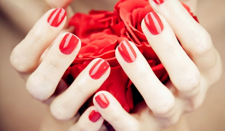 unghie rosse gel, una manicure semplice quanto elegante con unghie corte e squadrate