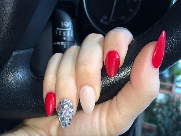 unghie rosse decorate, anulare con glitter applicati e medio color carne