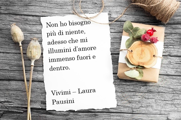 Frase bellissima del testo della canzone Vivimi di Laura Pausini, foglio bianco in mezzo ad un decoro stile rustico 