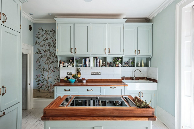 Arredare la cucina piccola con mobili di colore chiaro e armadietti che sfruttano le altezze dei muri 