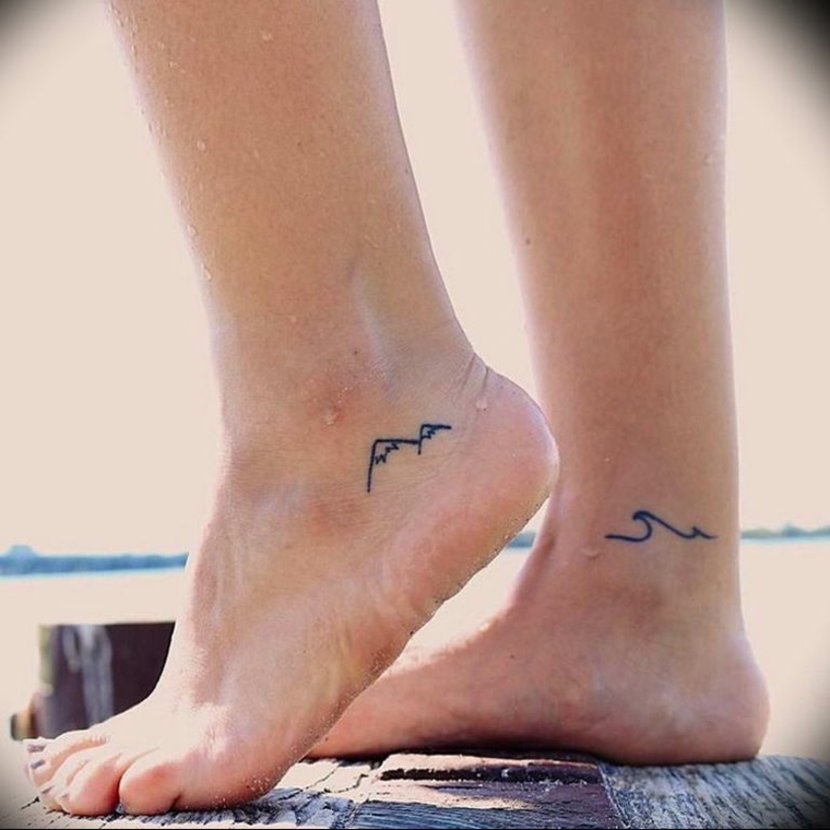 Tatuaggi femminili eleganti, tattoo disegno onda e montagna, tattoo sulle gambe di una donna