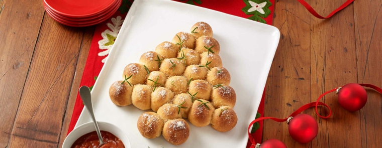Antipasti natalizi sfiziosi con panini fatti in casi e decorati a forma di albero di Natale 