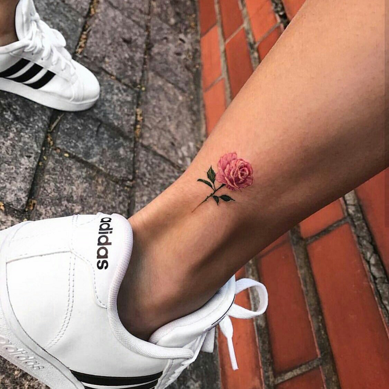 Tatuaggi piccoli caviglia, tattoo di una rosa colorata, donna con scarpe da ginnastica