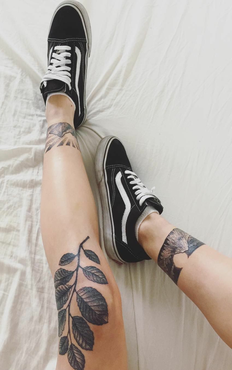 Tatuaggi caviglia, disegno tattoo montagna con alberi, tattoo ramo con foglie sul ginocchio