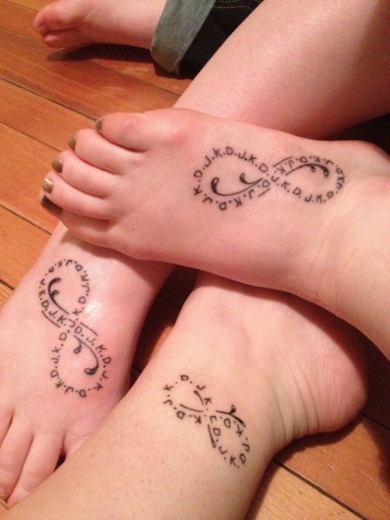 tatuaggio ideale per delle amiche o delle sorelle con il simbolo dell'infinito e delle lettere