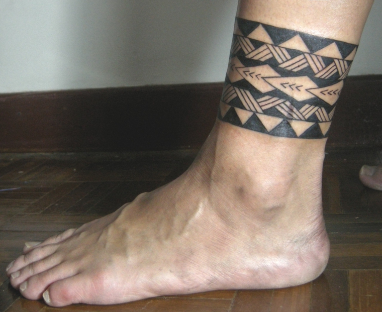 tatuaggio a forma di bracciale in stile maori: idea per lui sulla caviglia