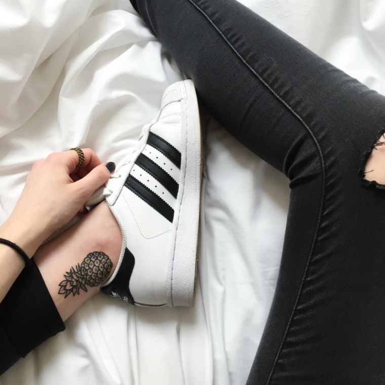 Tatuaggi femminili eleganti, tattoo disegno ananas, scarpe da ginnastica bianche