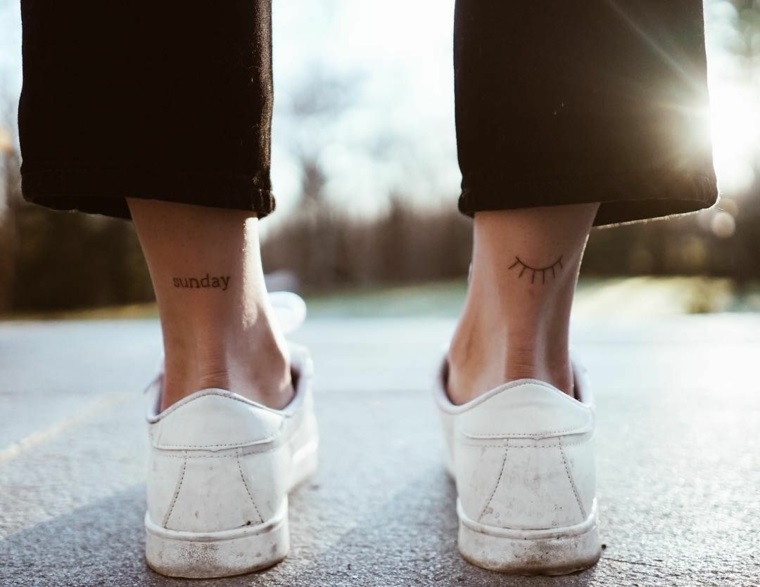 Tatuaggi alla caviglia, tattoo con scritta sulla caviglia, disegno tatuaggio sole con raggi