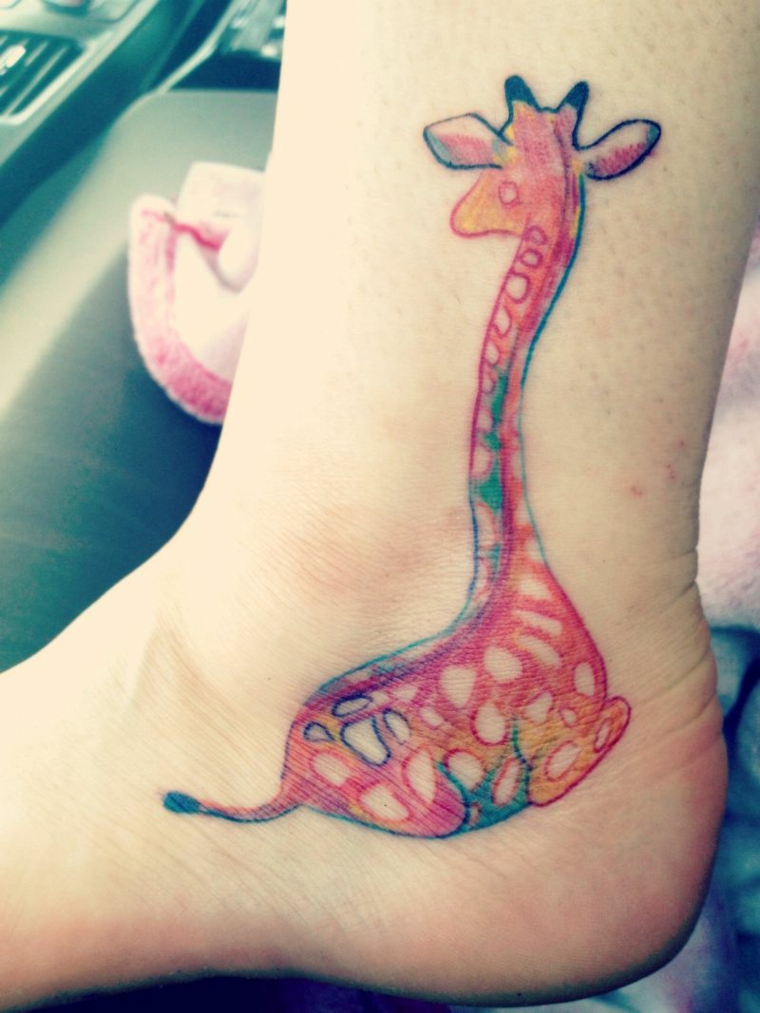 tatuaggio alla caviglia, una proposta allegra e simpatica raffigurante una giraffa