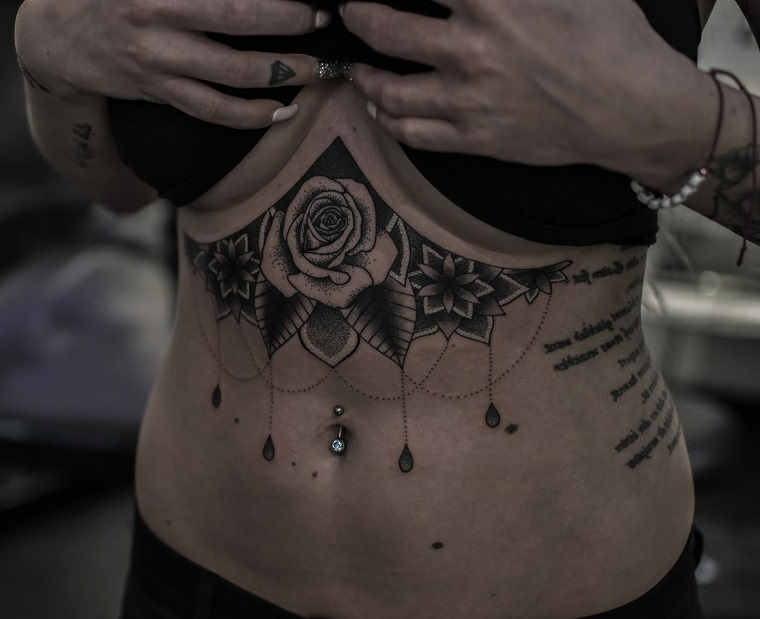 Disegni belli per i dei tatuaggi femminili, donna con un tattoo mandala sulla pancia e una grande rosa 