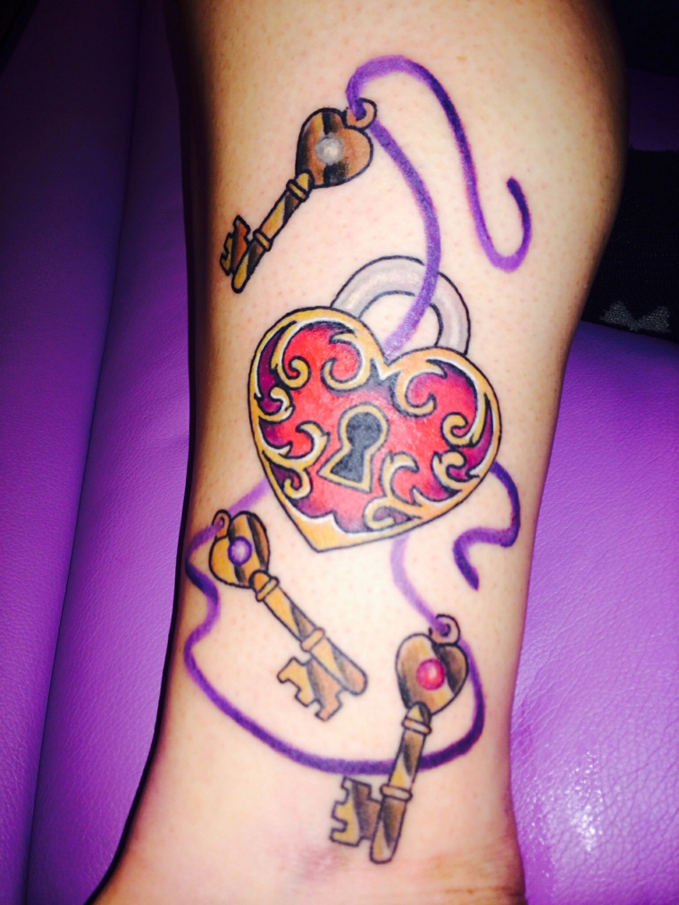 tatuaggi tradizionali, un lucchetto a forma di cuore rosso e dorato con tre chiavi