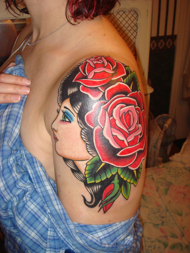 tatuaggi old style, il volto di una donna di profilo con due grandi rose rosse