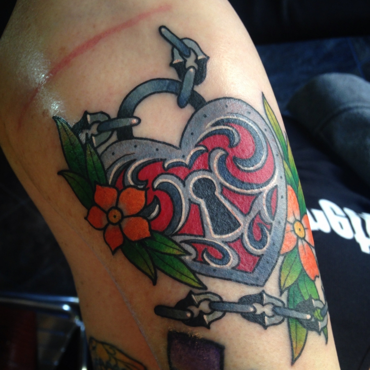 tatuaggi old school, un grande lucchetto a forma di cuore con catene e fiori arancioni