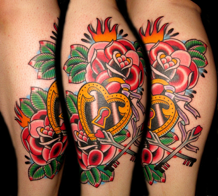 tatuaggi tradizionali , un disegno con i soggetti tradizionali: un lucchetto a cuore e delle rose