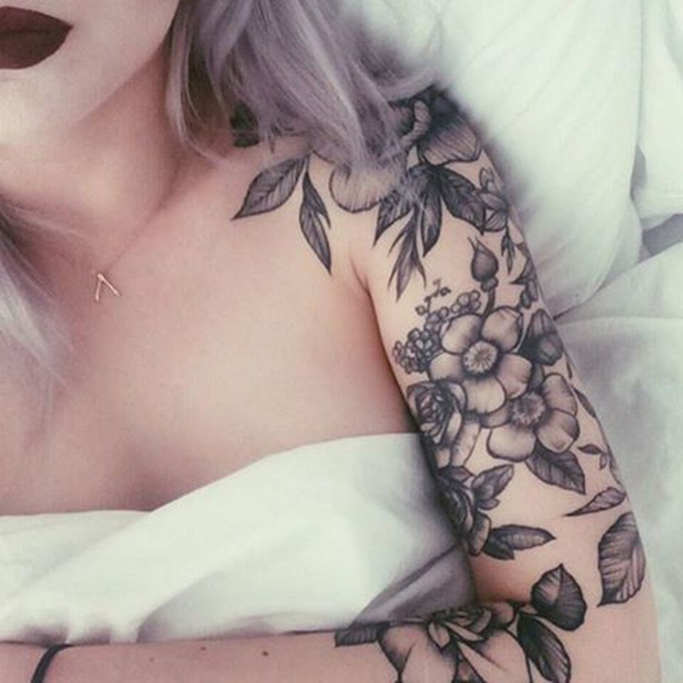 Tattoo femminili, idea per un tatuaggio molto grande con fiori e rose da fare sul braccio 
