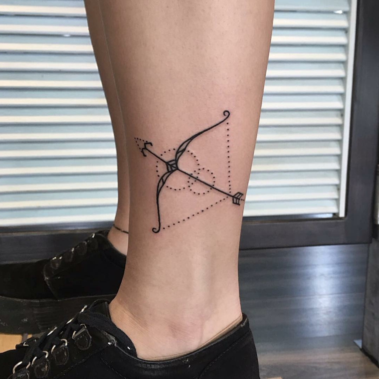 tatuaggio raffigurante il segno zodiacale del sagittario nella parte esterna della caviglia