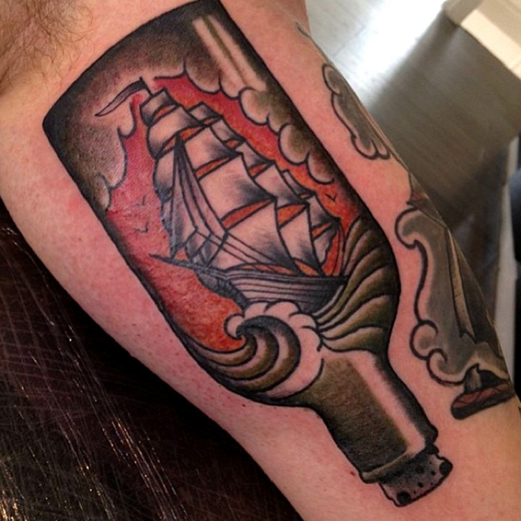 tatuaggio in stile tradizionale con una bottiglia contenente un veliero