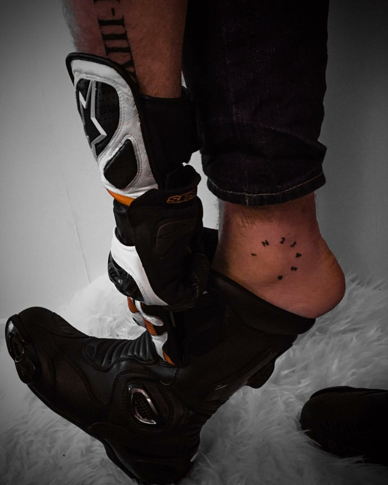 Stivali uomo da moto, tatto con numeri e lettere, tatuaggi piccoli caviglia