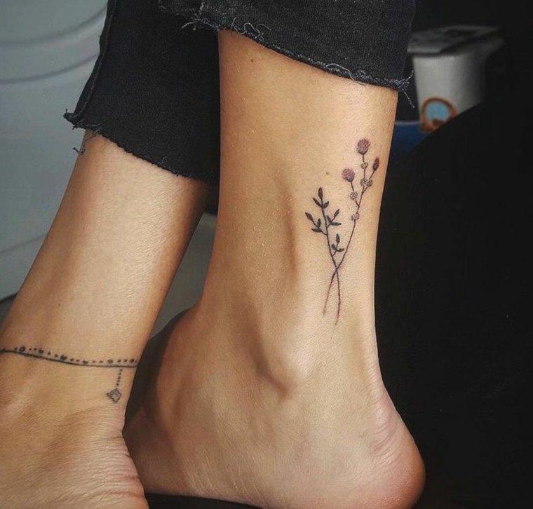 Tatuaggi piede caviglia, tattoo disegno fiore, tatuaggio cavigliera di una donna