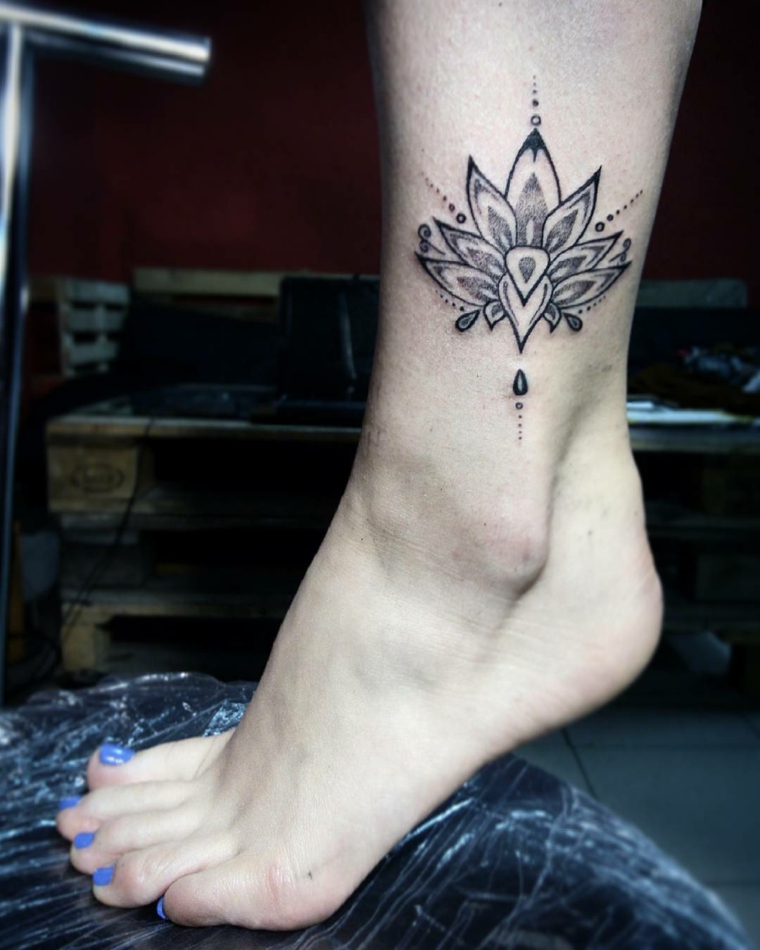 tatuaggi sulla caviglia, disegno di una peonia stilizzata in bianco e nero nella zona esterna
