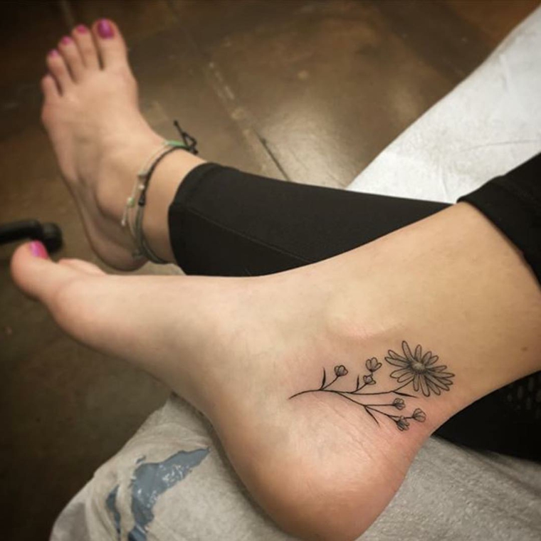 tatuaggi per caviglia. una raffinata margherita con gambo e boccioli in bianco e nero