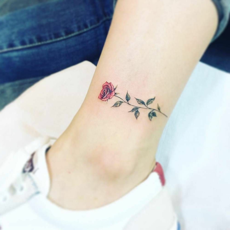 tattoo sulla caviglia, una proposta elegante e discreta raffigurante una rosa rossa