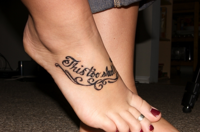 tattoo alla caviglia, un esempio con una scritta e delle decorazioni