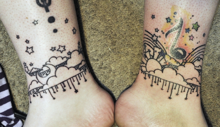tattoo caviglia, una proposta perfetta per una coppia con paesaggi, stelle e note musicali