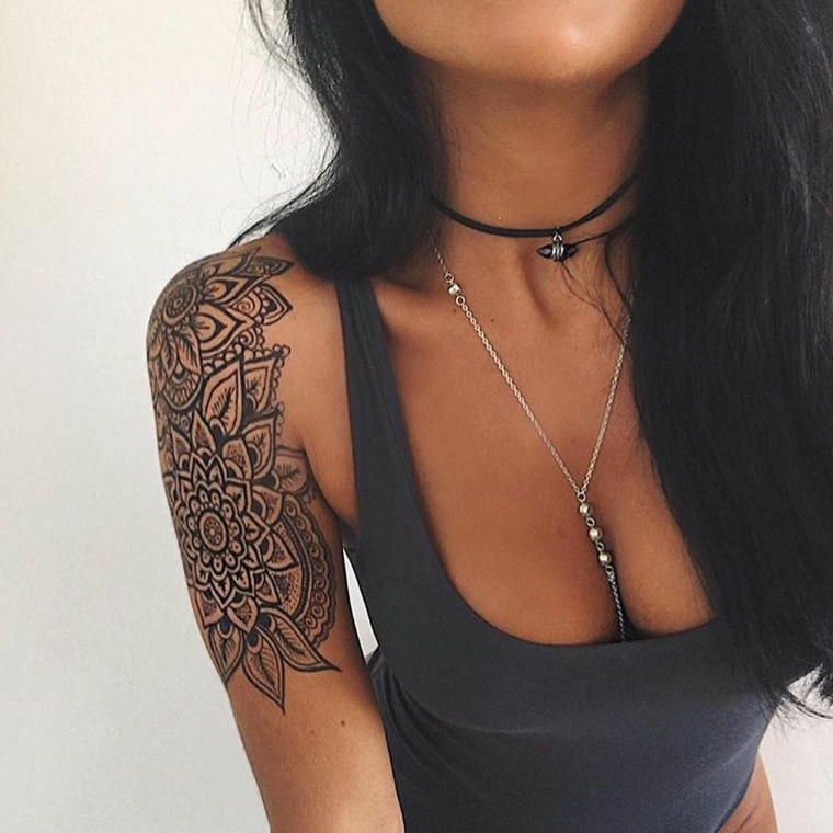 Mandala tattoo, idea per un tatuaggio femminile da fare sulla spalla con inchiostro di colore nero 