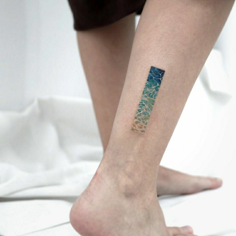 Tatuaggi alla caviglia, tattoo striscia colorata, donna con tatuaggio sulla gamba