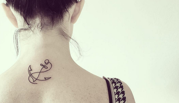 Tattoo ancora da fare sulla schiena di una donna, piccolo tatuaggio carino di colore nero 