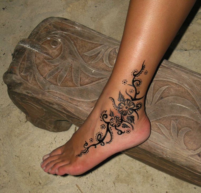 tatuaggi sulla caviglia, un disegno femminile elegante e raffinato realizzato con l'henné