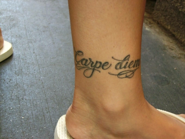 tatuaggi caviglia, una scritta circolare con delle decorazioni sotto