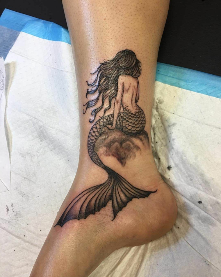 tattoo caviglia, una sirena girata di spalle di grandi dimensioni, idea tattoo per lei e per lui
