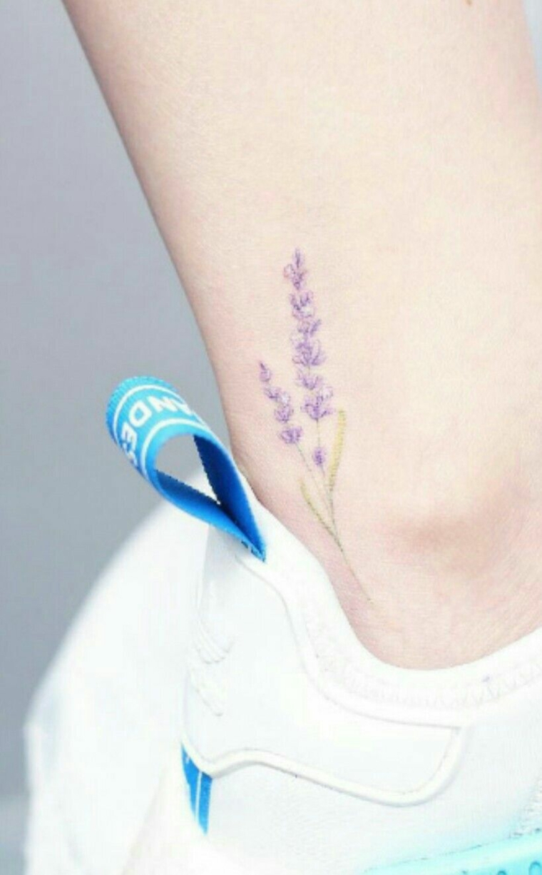 Tatuaggi caviglia, tattoo disegno fiore di lavanda, donna con scarpe da ginnastica bianche