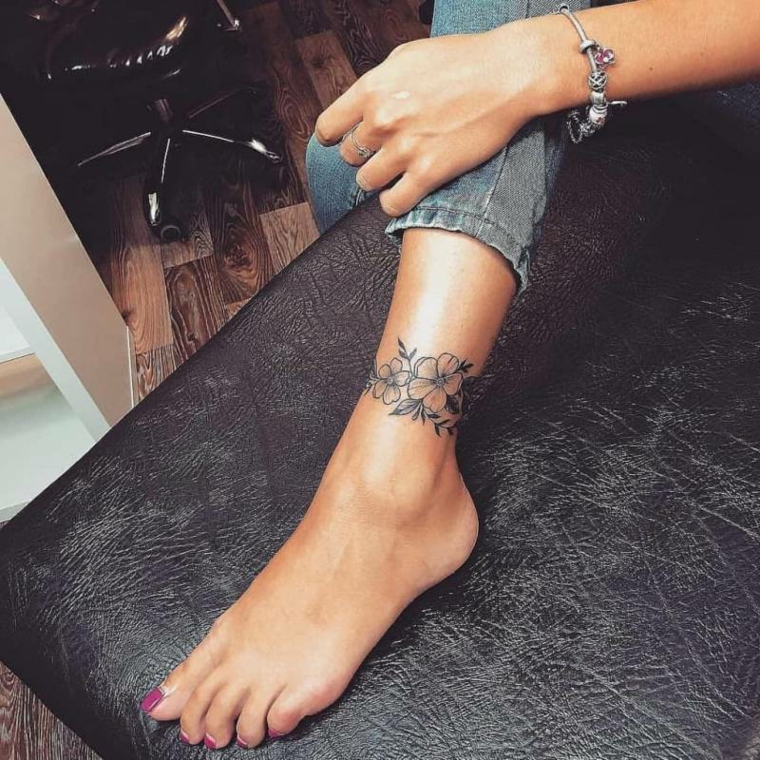 Donna con braccialetto di argento, tatuaggi caviglia, disegno tattoo fiori con foglie
