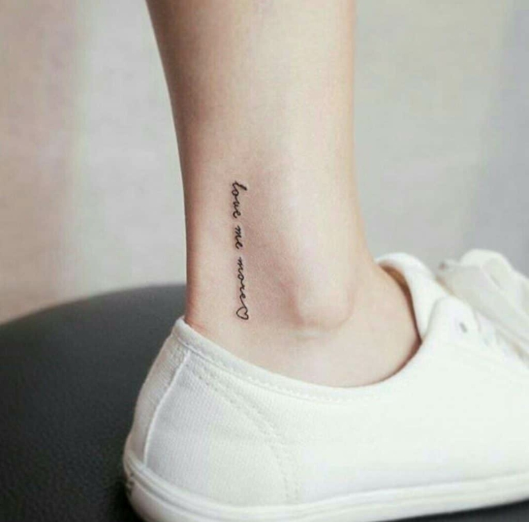 Tattoo con scritta in inglese, tatuaggio disegno cuore, tatuaggi alla caviglia