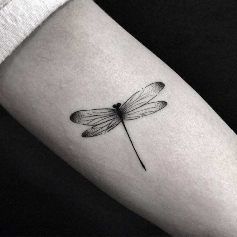Tattoo piccoli, idea per un tatuaggio da donna con una farfallina di colore nero con un po' di sfumature 