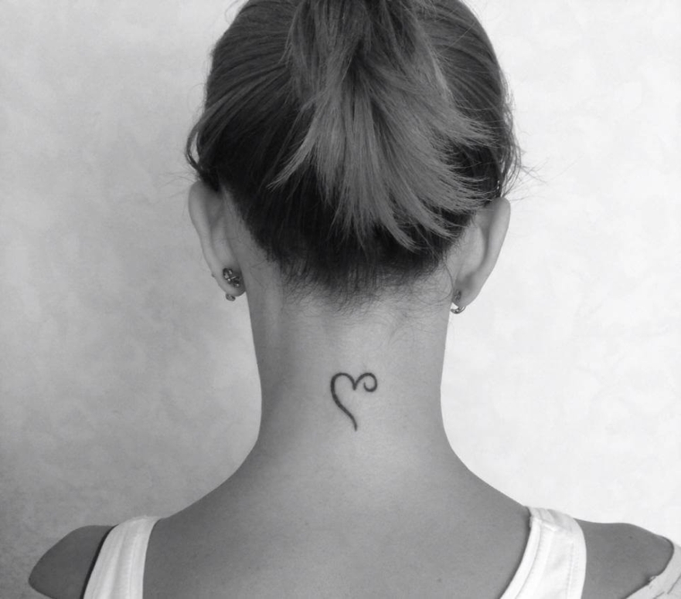 Piccolo tatuaggio sul collo di una donna, un mezzo cuore di colore nero dalle dimensioni ridotte 