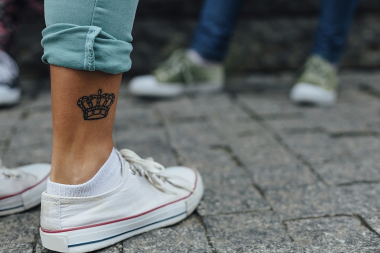 Tatuaggi piccoli caviglia donne, disegno corona principessa sulla caviglia, scarpe converse bianche