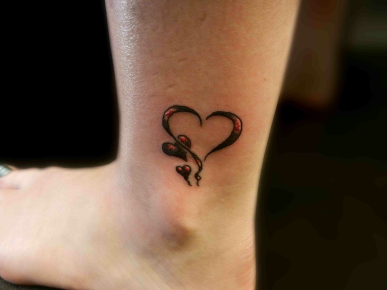 tatuaggi alla caviglia, una proposta al femminile con un cuore rosso e nero