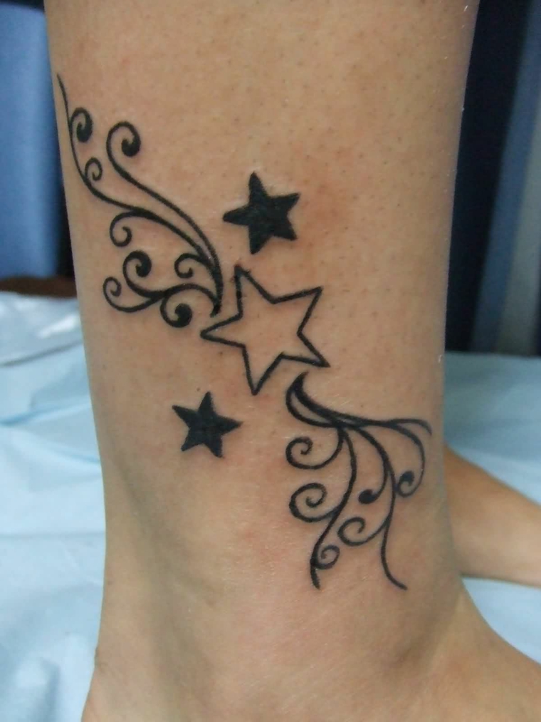 tatuaggi caviglia, un disegno ideale per una donna con stelle e decorazioni